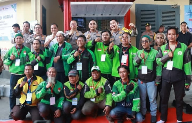 Momen Polda Metro Jaya bersama para pengendara Ojol. [Instagram]